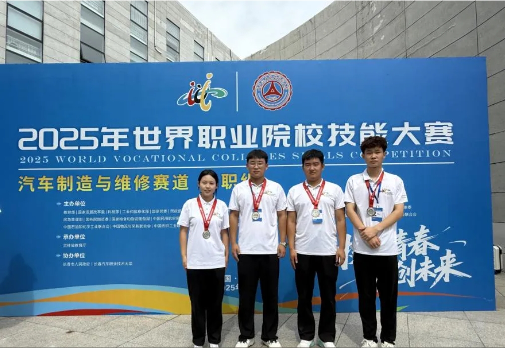 包头职业技术学院参赛团队使用易视教实训示教推车进行备赛训练